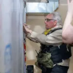Американський філантроп Говард Баффетт спілкується з дітьми в Херсоні під час візиту з гуманітарною місією.