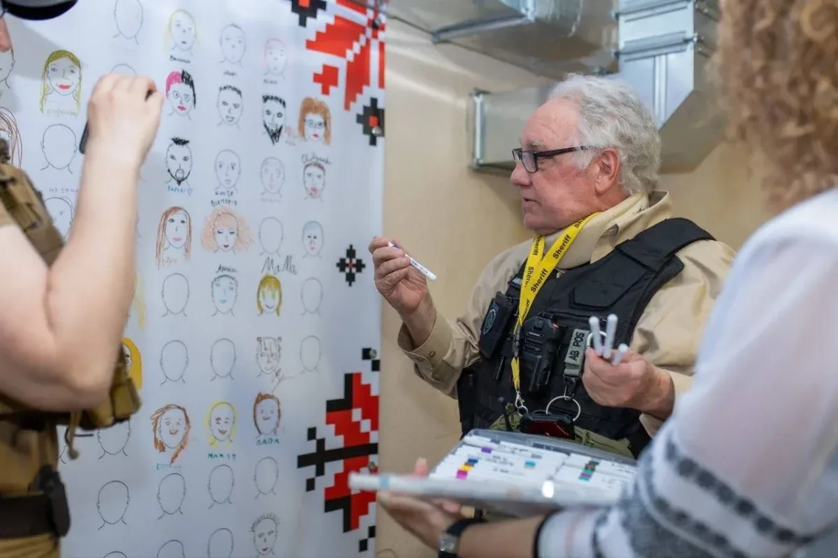 Американський філантроп Говард Баффетт спілкується з дітьми в Херсоні під час візиту з гуманітарною місією. 1