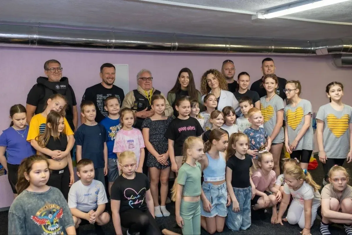 Американський філантроп Говард Баффетт спілкується з дітьми в Херсоні під час візиту з гуманітарною місією. 2