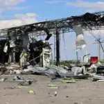 Рятувальники працюють на місці зруйнованої АЗС після обстрілу дроном на Херсонщині