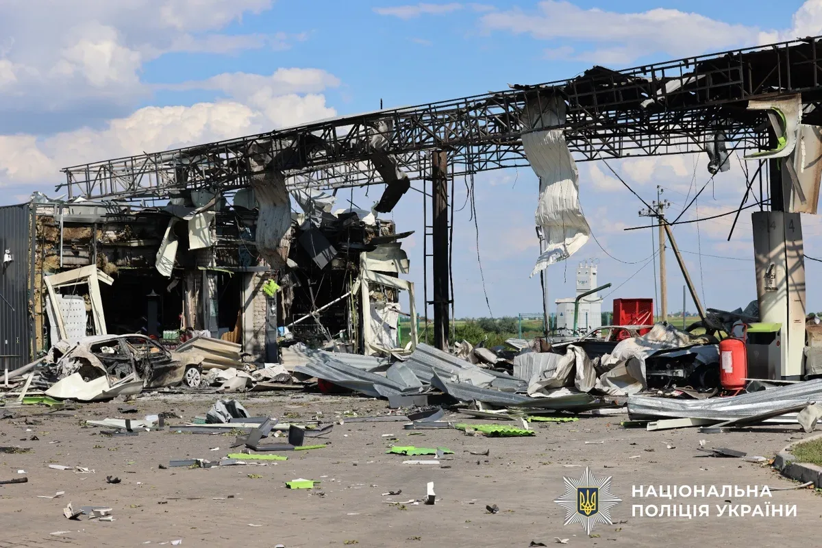 Рятувальники працюють на місці зруйнованої АЗС після обстрілу дроном на Херсонщині 1