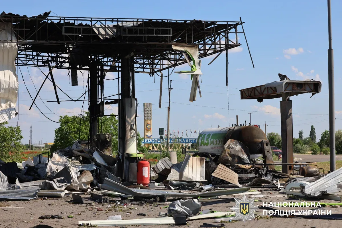 Рятувальники працюють на місці зруйнованої АЗС після обстрілу дроном на Херсонщині 2
