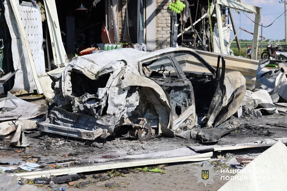 Рятувальники працюють на місці зруйнованої АЗС після обстрілу дроном на Херсонщині 3