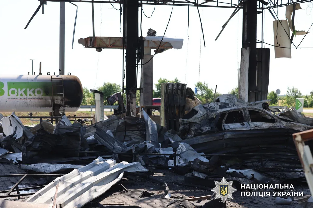 Рятувальники працюють на місці зруйнованої АЗС після обстрілу дроном на Херсонщині 4