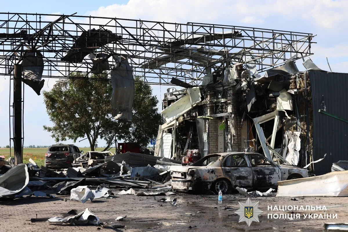 Рятувальники працюють на місці зруйнованої АЗС після обстрілу дроном на Херсонщині 5