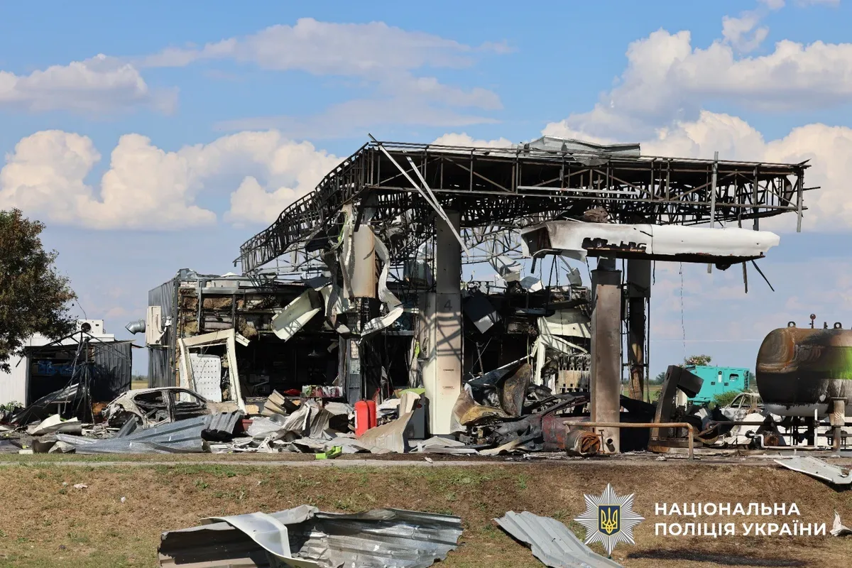 Рятувальники працюють на місці зруйнованої АЗС після обстрілу дроном на Херсонщині 6