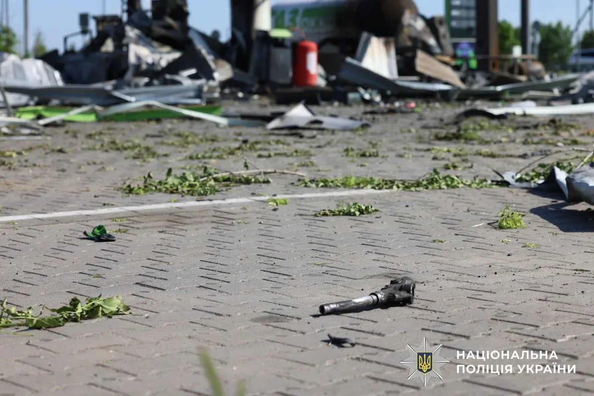 Рятувальники працюють на місці зруйнованої АЗС після обстрілу дроном на Херсонщині 7