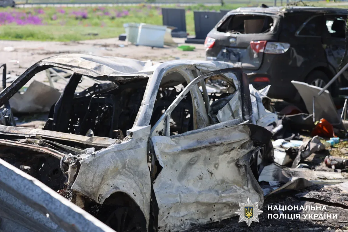 Рятувальники працюють на місці зруйнованої АЗС після обстрілу дроном на Херсонщині 8
