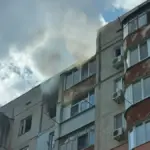 Пошкоджена квартира в Херсоні після атаки російського безпілотника, що поранив мирного жителя.