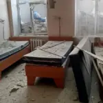 Пошкоджений дах Білозерської лікарні, закритий брезентом, після обстрілів у Херсонській області.