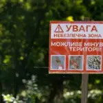 Поліцейські та рятувальники працюють біля школи на вулиці Кедровського в Херсоні, де виявили вибухонебезпечні предмети