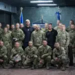 Начальник ГУНП в Херсонській області Роман Козьяков та голова Херсонської ОДА Олександр Прокудін вручають відзнаки бійцям КОРДу