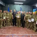 Начальник ГУНП в Херсонській області Роман Козьяков вручає нагороди бійцям батальйону «Стрілецький»