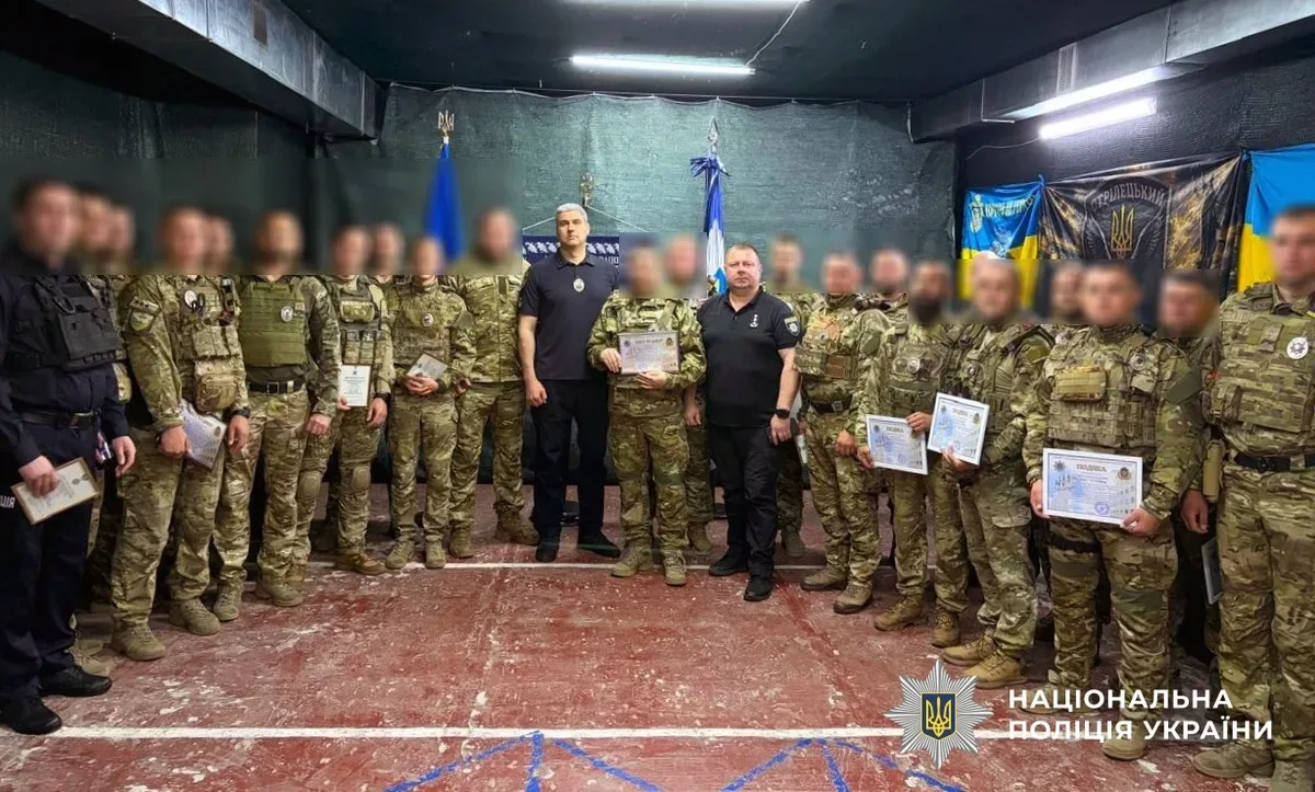Начальник ГУНП в Херсонській області Роман Козьяков вручає нагороди бійцям батальйону «Стрілецький» 1