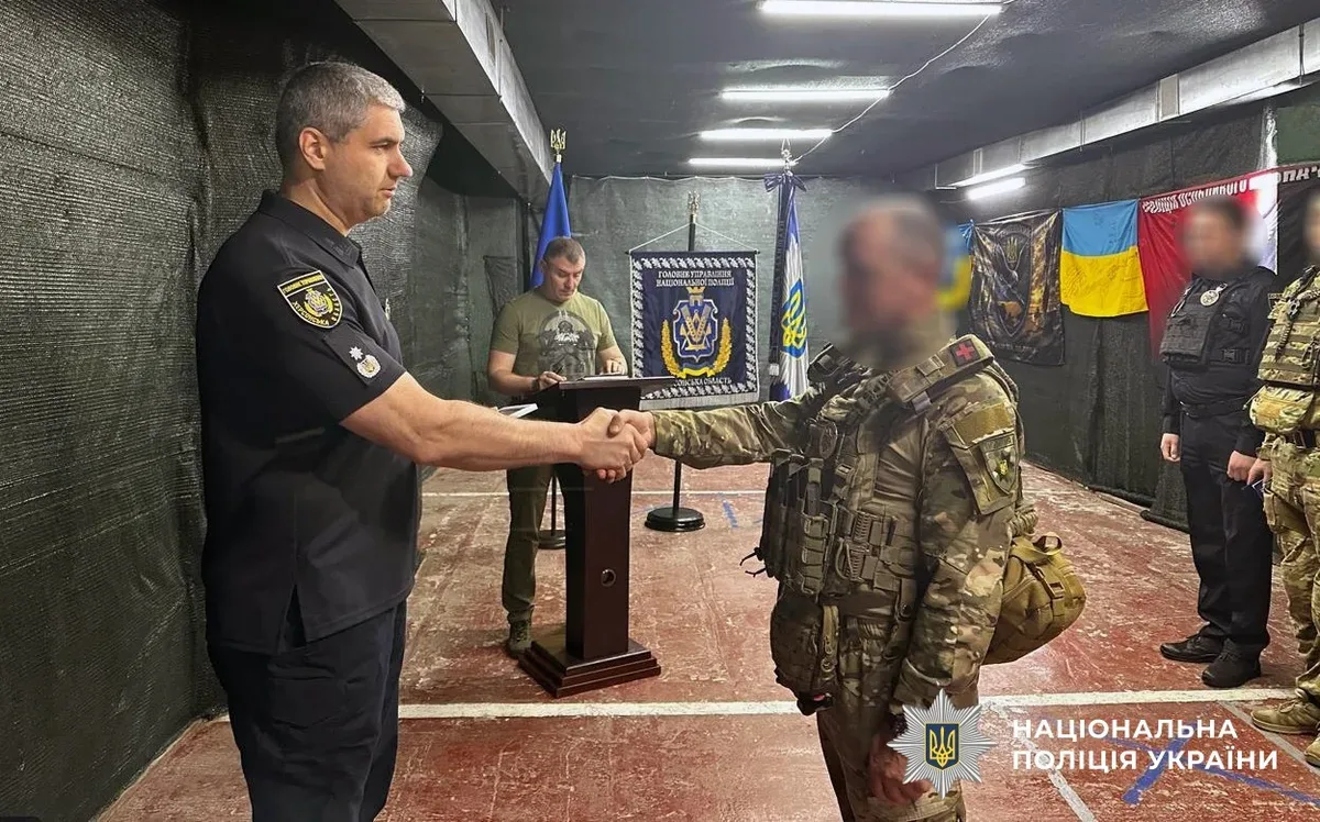 Начальник ГУНП в Херсонській області Роман Козьяков вручає нагороди бійцям батальйону «Стрілецький» 2