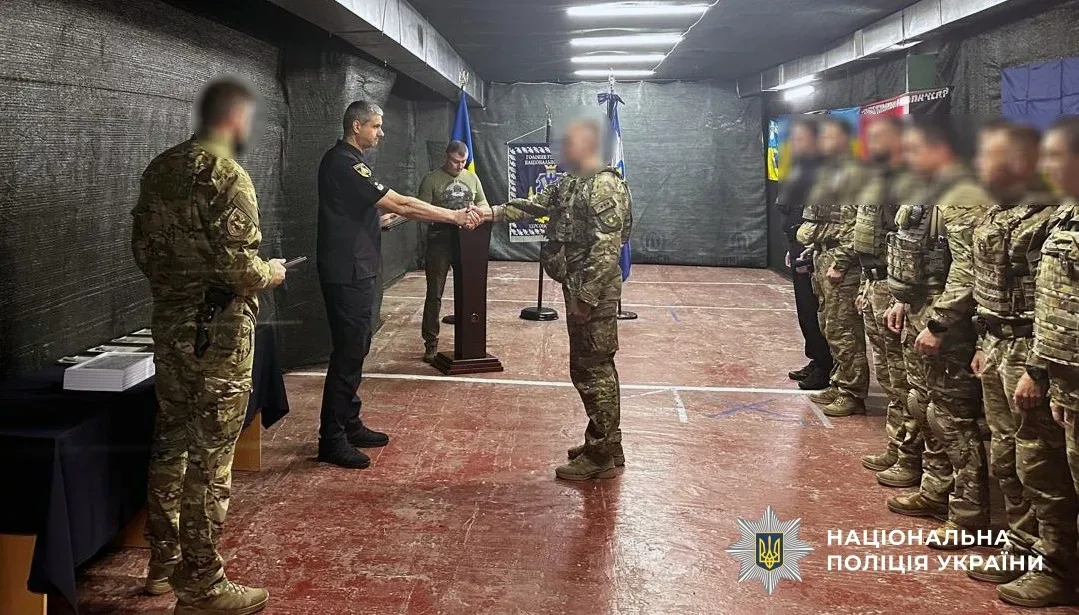 Начальник ГУНП в Херсонській області Роман Козьяков вручає нагороди бійцям батальйону «Стрілецький» 3