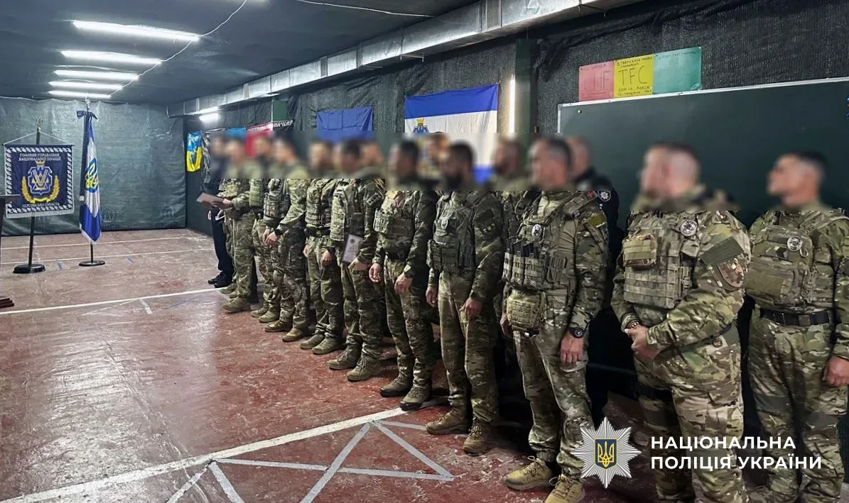 Начальник ГУНП в Херсонській області Роман Козьяков вручає нагороди бійцям батальйону «Стрілецький» 4