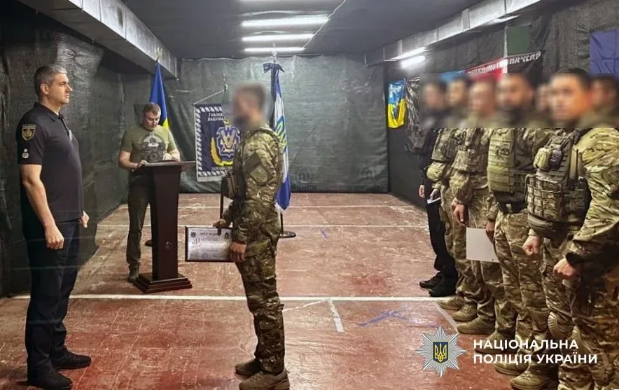 Начальник ГУНП в Херсонській області Роман Козьяков вручає нагороди бійцям батальйону «Стрілецький» 5