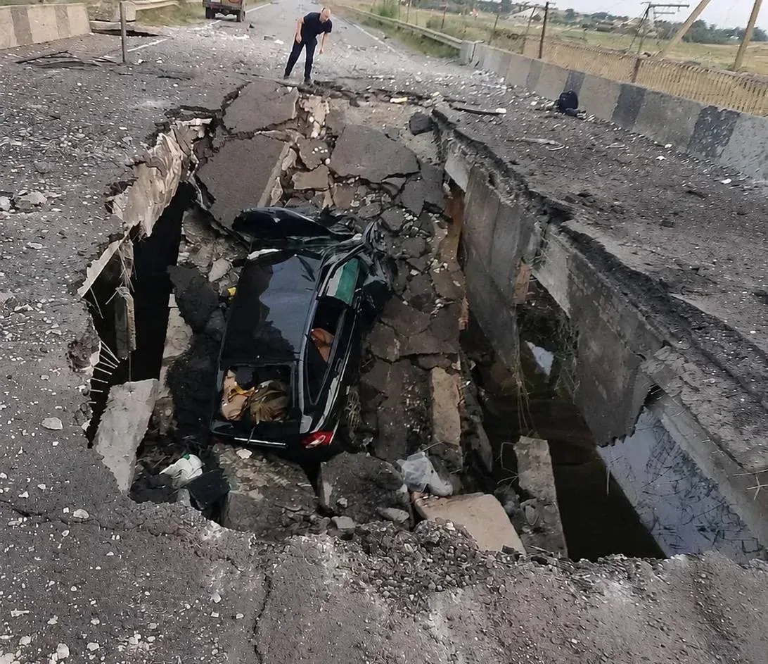 Зруйнований міст між Бердянськом та Мелітополем, про який хибно повідомляли як про Генічеський 2
