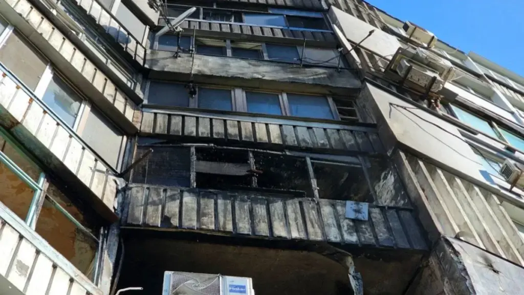 Через нічний удар безпілотника у Херсоні горіли квартири багатоповерхівки