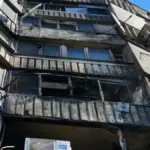 Пошкоджені квартири та вибиті вікна багатоповерхівки у Херсоні після нічної атаки безпілотника