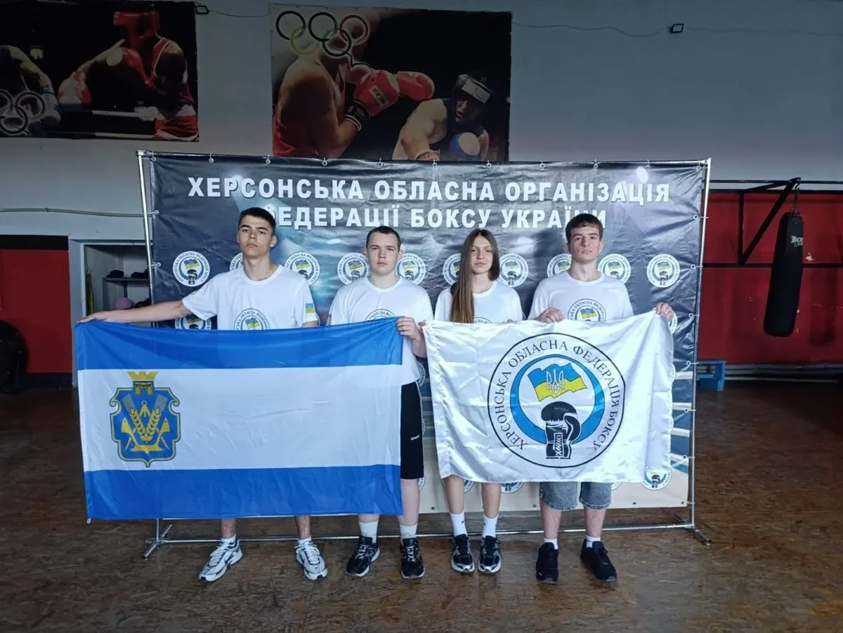 Юні боксери з Херсона з медалями на п'єдесталі під час нагородження після турніру в Миколаєві 1