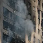 Наслідки російських обстрілів у Херсоні та області: пошкоджені будівлі, рятувальники на місці події