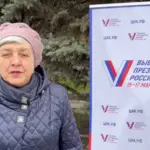 Жінка в суді, отримує вирок за колабораційну діяльність на тимчасово окупованій території Херсонщини.