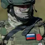Дрон атакує цивільні об'єкти в Херсоні, дим і руйнування після вибуху, вид знизу