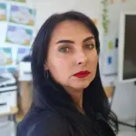 Дівчина посміхається і тримає сертифікат НМТ з англійської мови з найвищим балом