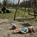 Порожній дитячий майданчик як символ війни на Херсонщині 2026