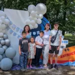 Діти з Олешківської громади отримують сертифікати на Тернопільщині під час святкового заходу.