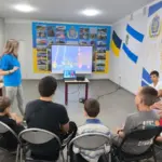 Діти переселенців з Херсонщини роблять листівки до Дня батька у Житомирі