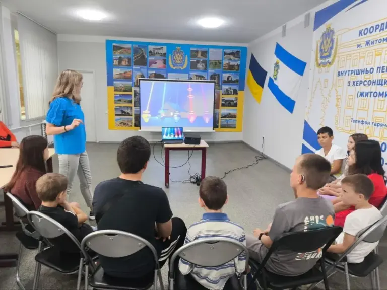 Діти переселенців з Херсонщини роблять листівки до Дня батька у Житомирі