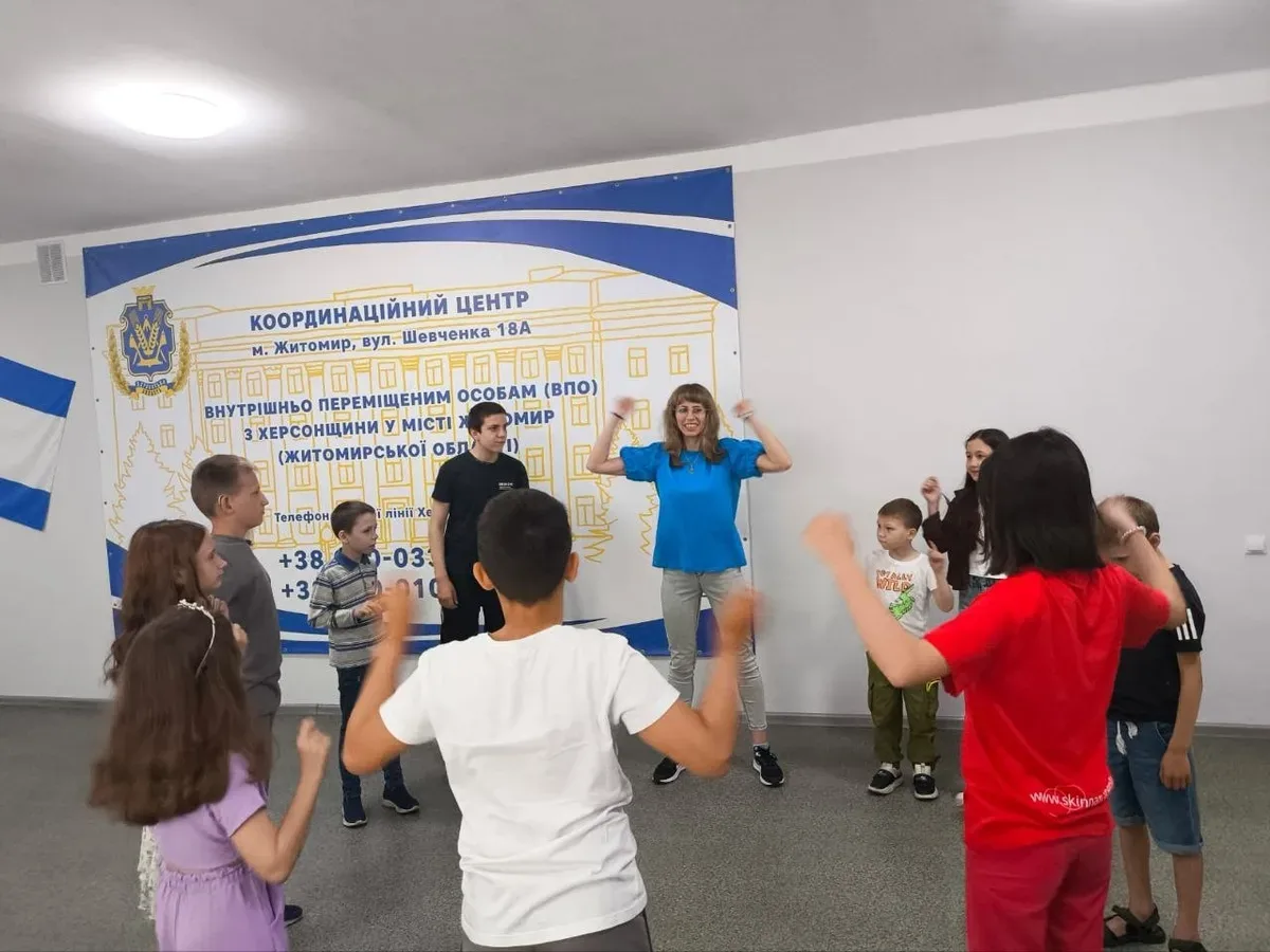 Діти переселенців з Херсонщини роблять листівки до Дня батька у Житомирі 1