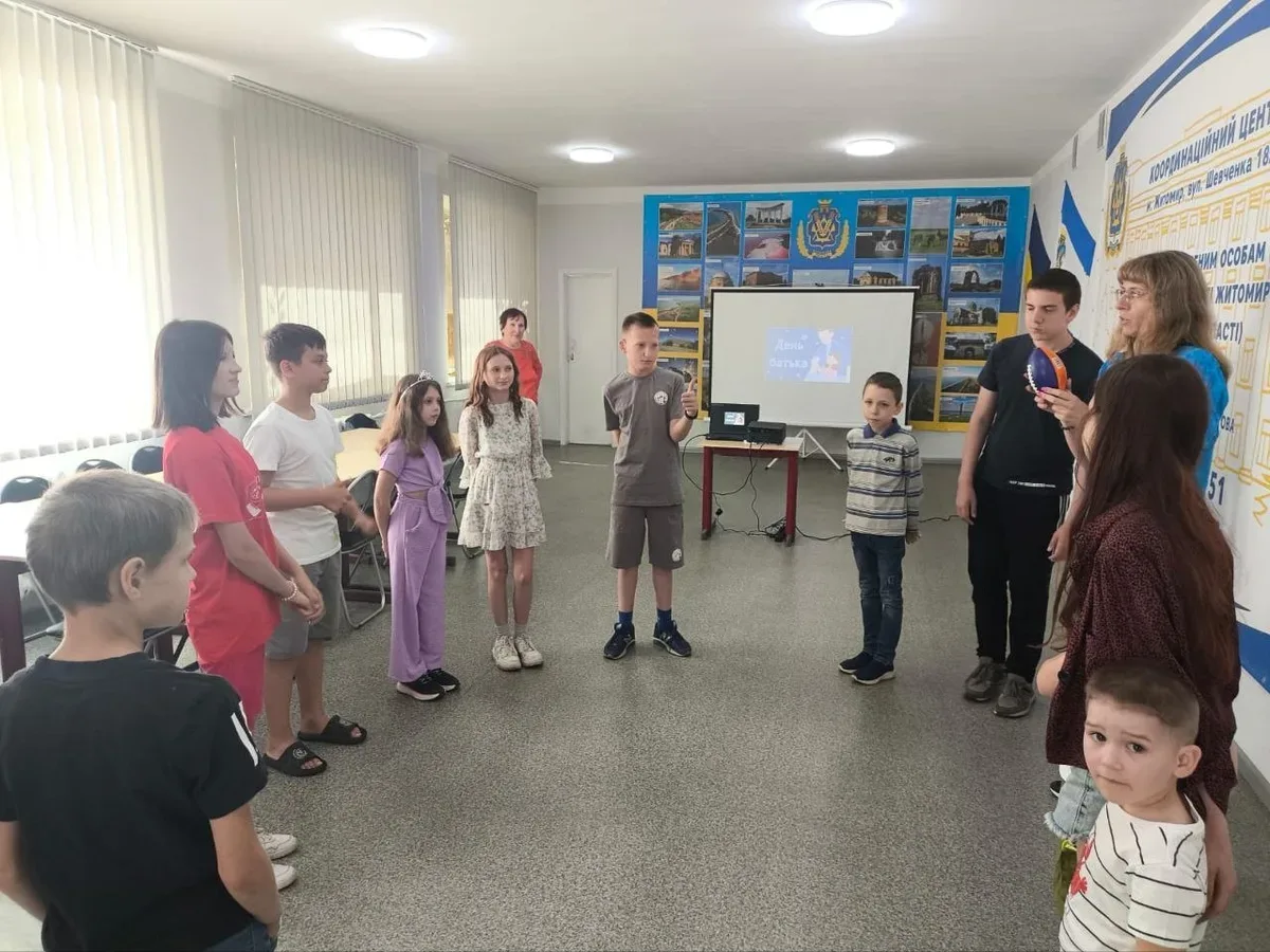 Діти переселенців з Херсонщини роблять листівки до Дня батька у Житомирі 2