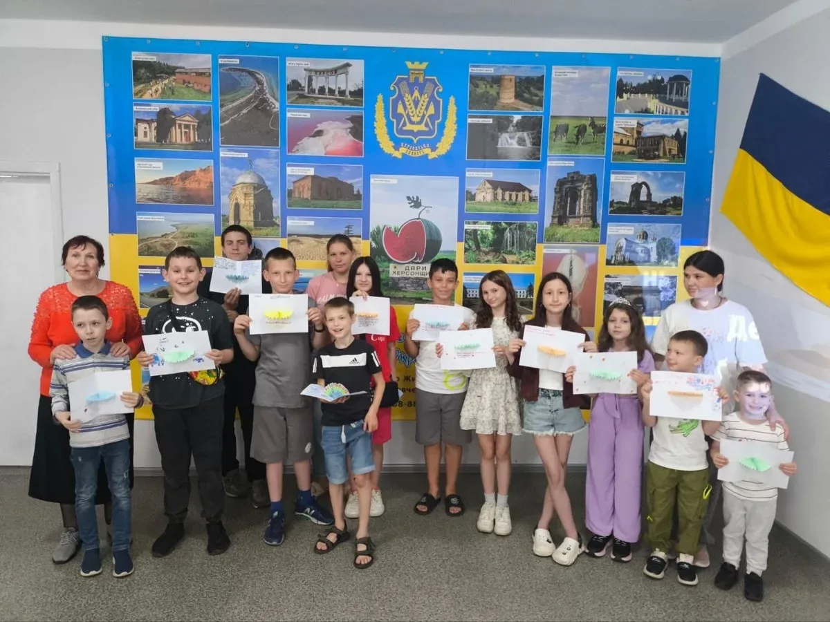 Діти переселенців з Херсонщини роблять листівки до Дня батька у Житомирі 4