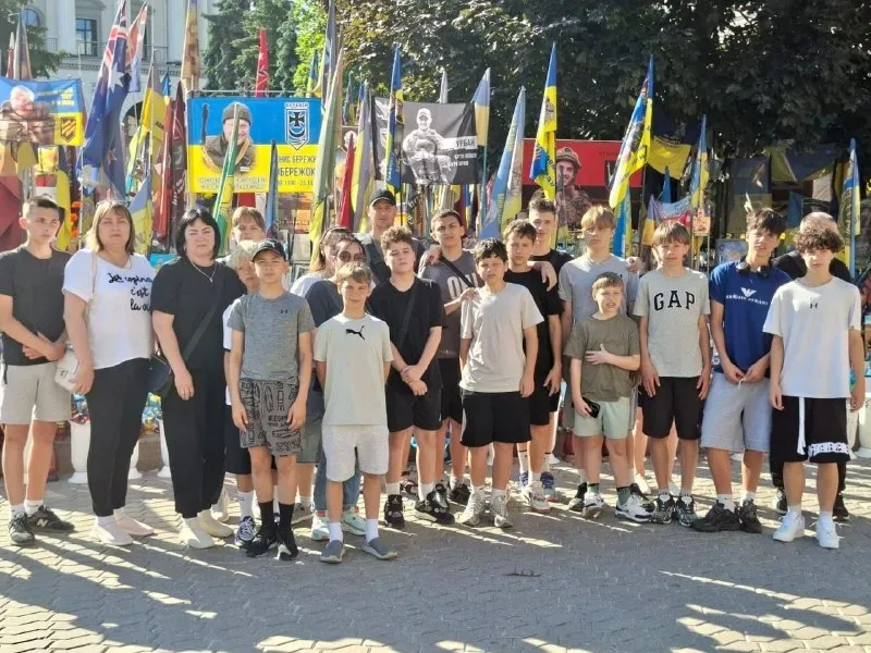 Діти ВПО з Херсонщини відвідали Алею пам’яті загиблих Героїв у Києві