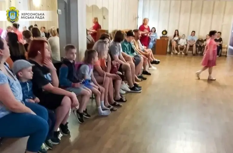 Діти з інвалідністю з Херсона відпочивають на березі річки у Миколаєві, плавання є частиною реабілітації