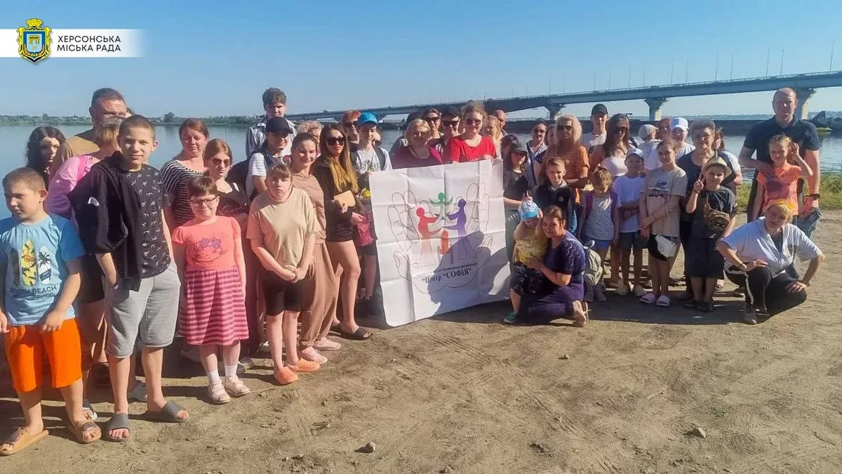 Діти з інвалідністю з Херсона відпочивають на березі річки у Миколаєві, плавання є частиною реабілітації 1