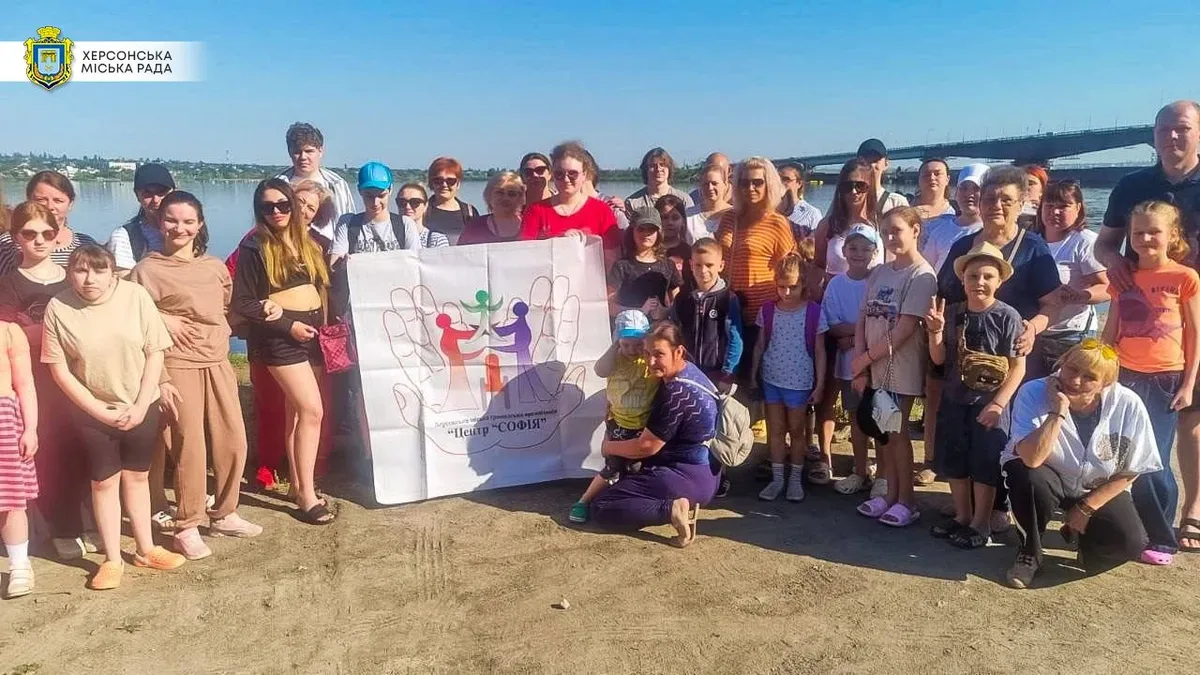 Діти з інвалідністю з Херсона відпочивають на березі річки у Миколаєві, плавання є частиною реабілітації 2
