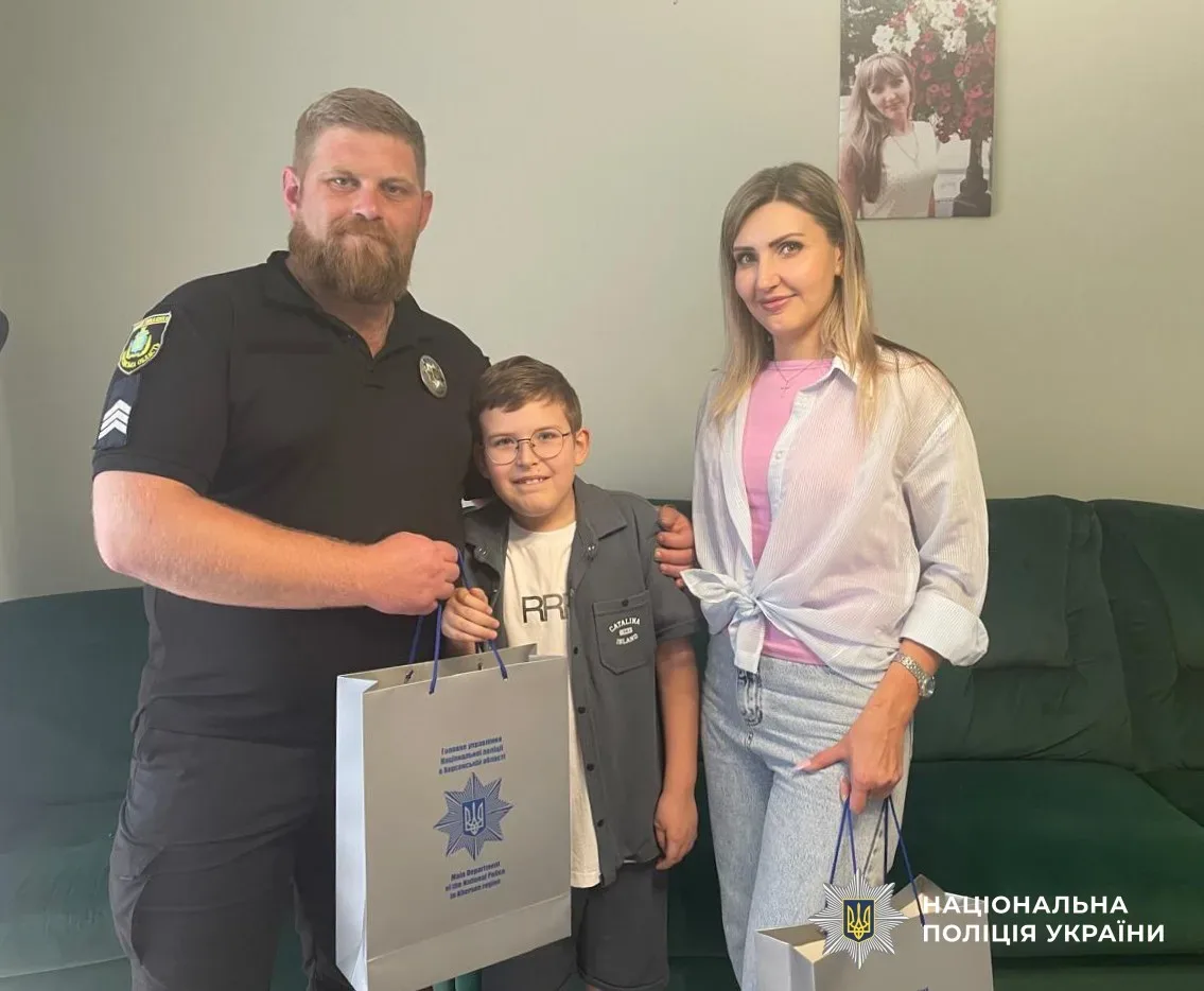 Помічник начальника ГУНП з ветеранської політики вручає подарунки дітям загиблих поліцейських у Херсоні. 1
