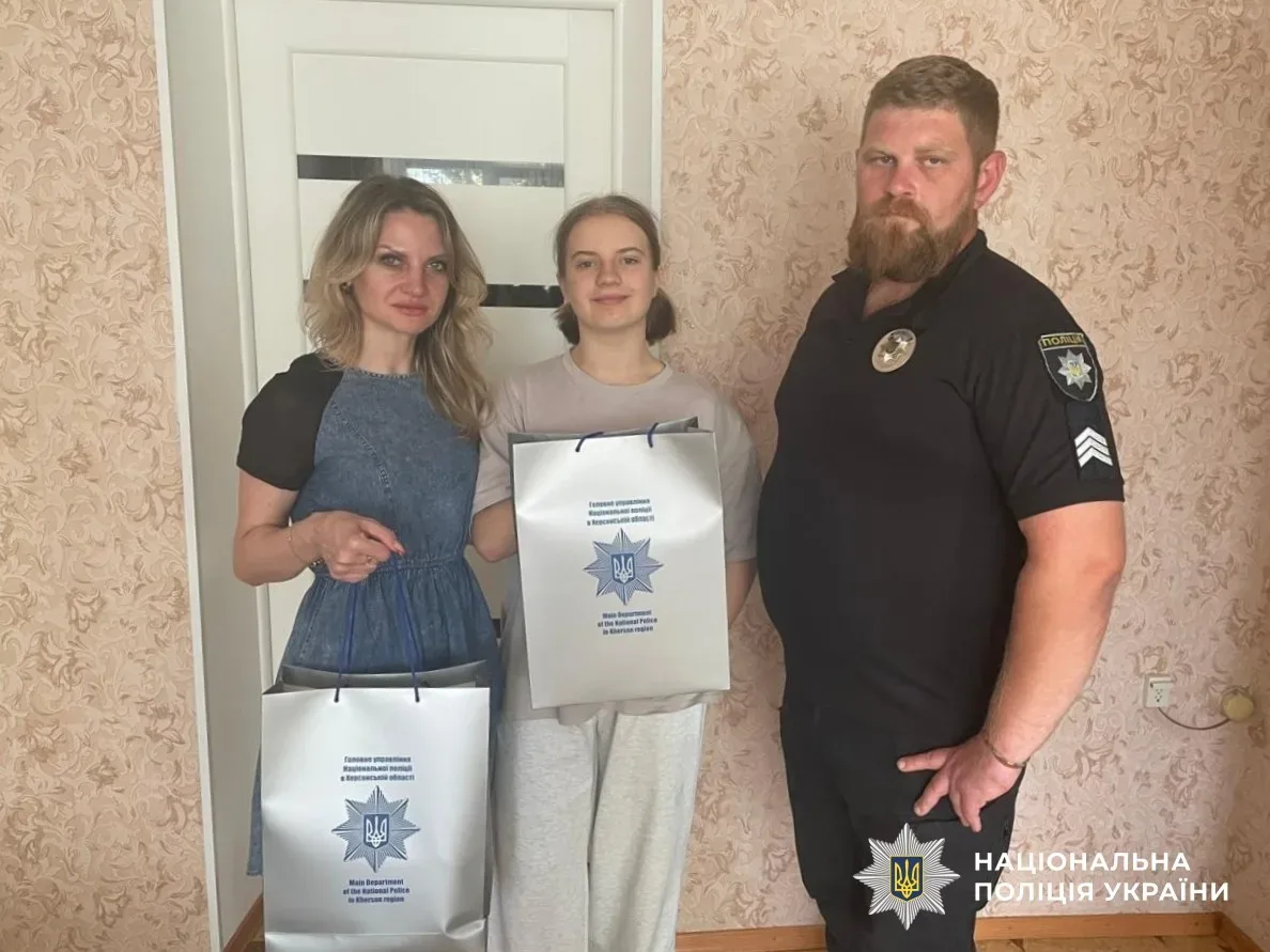 Помічник начальника ГУНП з ветеранської політики вручає подарунки дітям загиблих поліцейських у Херсоні. 3