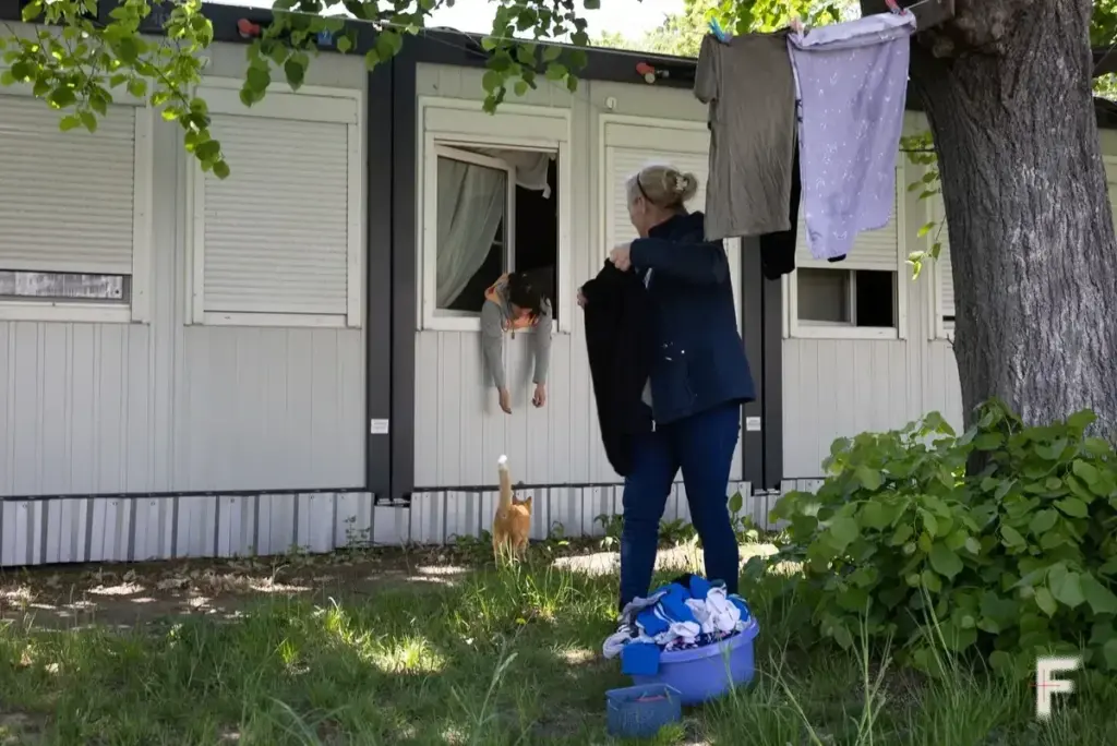 “Допомоги дедалі менше” – сім’я з Білозерки мешкає у модульному містечку на Київщині
