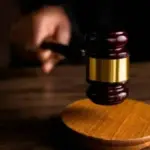 Символічне зображення правосуддя або суду, що виносить вирок за державну зраду в Херсоні.