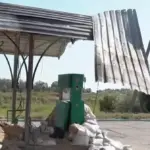 Згорілий автомобіль на заправці у Скадовську після атаки дрона, видно пожежу