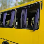 Пошкоджена маршрутка після влучання дрона РФ у Корабельному районі Херсона, зранку 19 червня