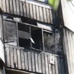Пошкоджений російським дроном житловий будинок у Центральному районі Херсона вночі