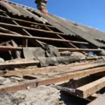 Пошкоджений після обстрілу будинок у Херсоні, рятувальники надають допомогу постраждалим