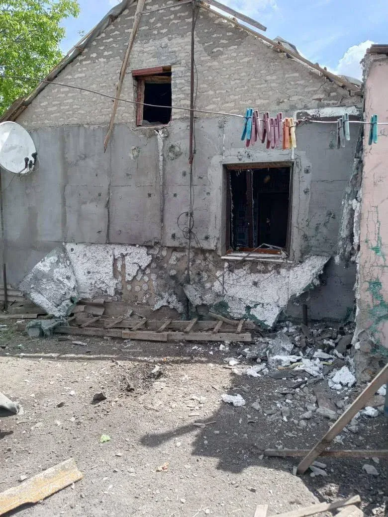 Пошкоджений російським дроном будинок на Херсонщині, зруйнований дах, тракторист Олександр Тараненко 1